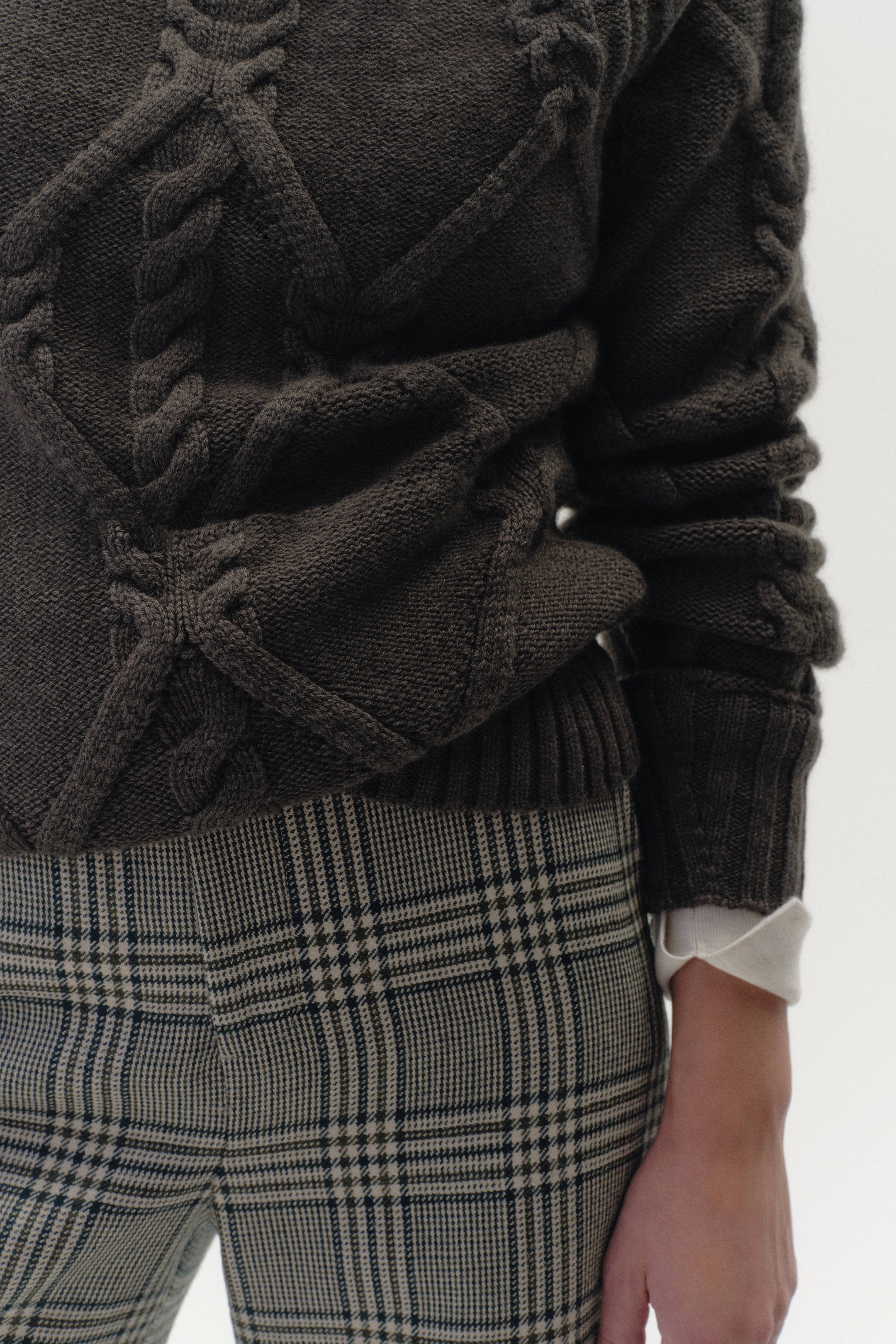 Cable Turtleneck in Cashmere - Image 4